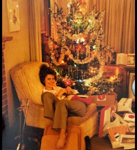 23 Photos We Found This Week That Are The Definition Of Old-School Cool Vintage Christmas Ads, 1970s Christmas, 60s Photos, 50s Photos, Capsule House, 1960s Christmas, Vintage Christmas Photos, 80s Photos, 70s Photos