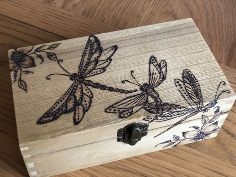 Pyrography Jewelry Box Design, Wood Burning Jewelry Box Design, Wood Burn Box Ideas, Wood Burned Jewelry Box Design, Dragonfly Woodburning, Wood Burning Box Ideas, Wood Burning Tips, Wood Burning Patterns Stencil, Wood Burning Stencils