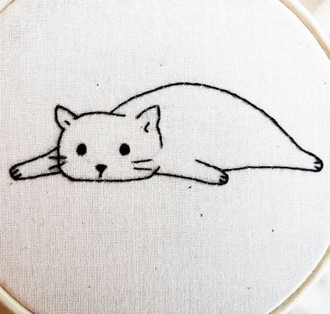 Dibujos Bordados Ideas, Bordados Aesthetic, Cat Easy Drawing, Cat Doodle, Pola Sulam, Sewing Embroidery Designs, Mini Drawings, Hand Embroidery Art, 자수 디자인