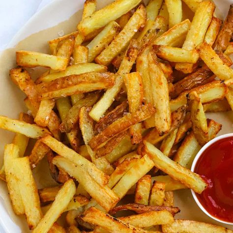 Easiest Ever Homemade Oven Chips Baked Chips Recipe, Oven Potato Chips, Homemade Chips Recipe, Oven Baked Potato Chips, Homemade Potato Chips Recipe, Ketchup Chips, Potato Chips Homemade, Oven Baked Chips, Cheese And Onion Pasty