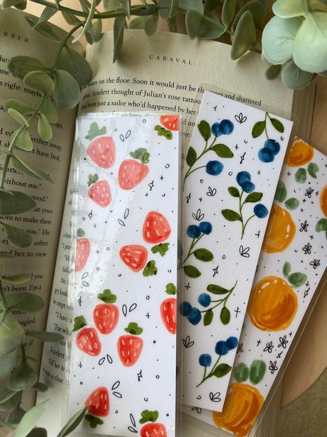 Aesthetic Simple Bookmarks, Cute Hand Drawn Bookmarks, Art Crafts Aesthetic, Decorated Pages Borders, Cute Bookmarks Design, Really Cute Crafts, Book Mark Craft Ideas, Book Marks Homemade, Diy Bookmark Drawing