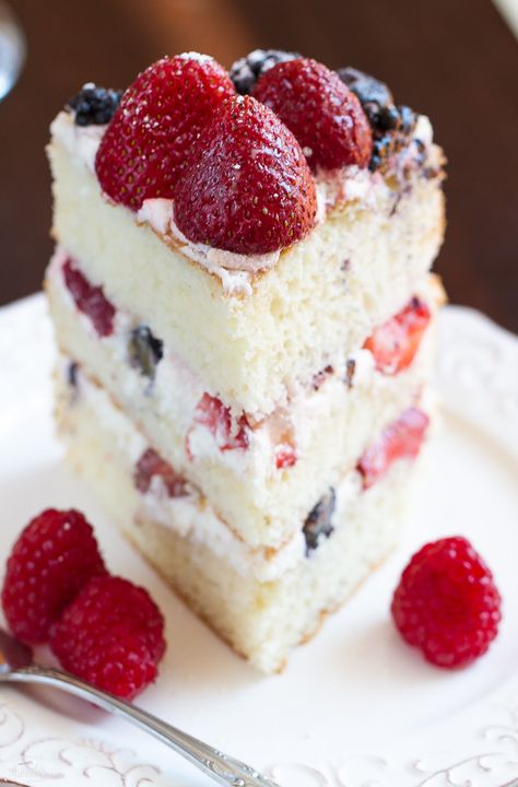 Fruit And Cream Cake, Starberry Shortcake, Sunday Desserts, Cake With Berries, Berries And Cream, Sponge Cake Recipe, Fish Burger, Sponge Cakes, Victoria Sponge Cake