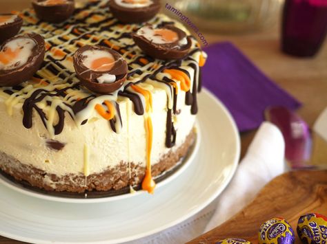 creme-egg-cake Spring Sweets, Yummy Easter Desserts, Cadbury Creme Egg, Delicious Deserts, Easter Food, Caramel Cheesecake, Creme Egg, Easter Baking, Cheesecake Factory