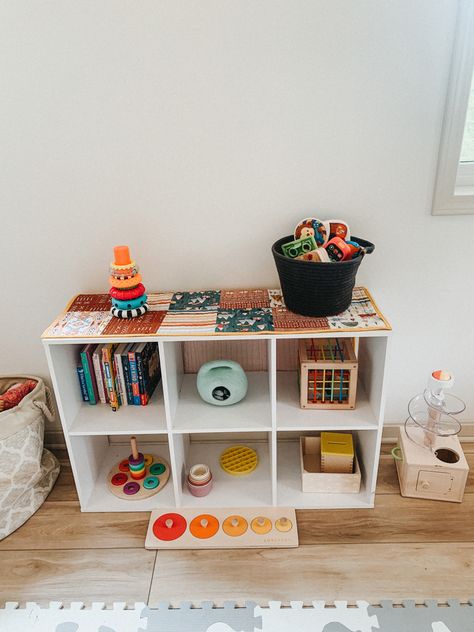 Kids play room. Montessori shelf. Lovevery. Minimilist mom. Montessori Playroom Small Space, Montessori Shelf Ideas, Montessori Toy Shelf, Boy Toy Storage, Montessori Shelves, Pop Decor, Kid Friendly Living Room, Toy Rotation, Playroom Shelves