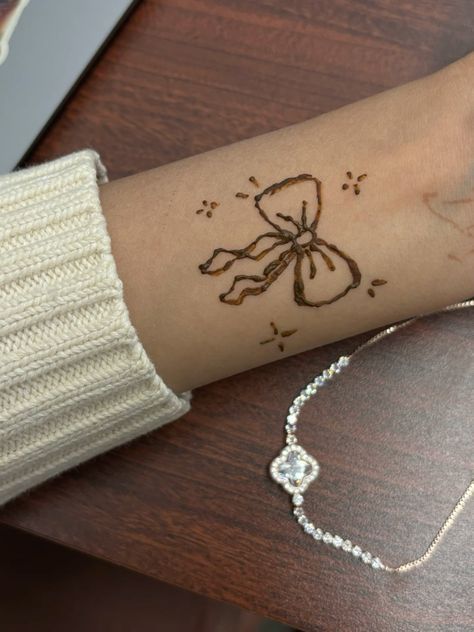 Tattoos With Marker, Thick Henna Designs Easy, Hena Desain Easy, Easy Aesthetic Tattoos, Hana Ideas On Hand, Small Cute Henna Tattoos, Cute Henna Designs Hands Beautiful, Preppy Henna Designs, Hannah Ideas Hand