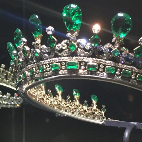 388 Likes, 8 Comments - Joanna Hardy (@joannahardyltd) on Instagram: “Stunning emeralds from Columbian (most likely) in Queen Victoria’s emerald jewels, consisting of a…” Emerald Tiara, Crown Aesthetic, Rainha Elizabeth Ii, Royal Crowns, Queen Aesthetic, Silver Tiara, Royalty Aesthetic, Royal Tiaras, Royal Aesthetic