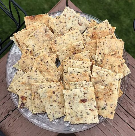 Gluten Free Cracker Recipe, Almond Pulp Recipes, Flax Crackers, Galletas Keto, Healthy Crackers, Low Carb Crackers, Grain Free Diet, Gluten Free Crackers, Homemade Crackers