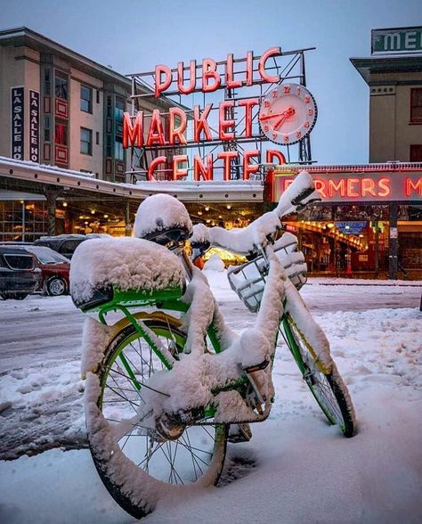 Seattle Christmas, Seattle Winter, Pike Place Market Seattle, Seattle Travel, Pike Place Market, Starbucks Christmas, Travel Photography Tips, Pike Place, House Outside Design