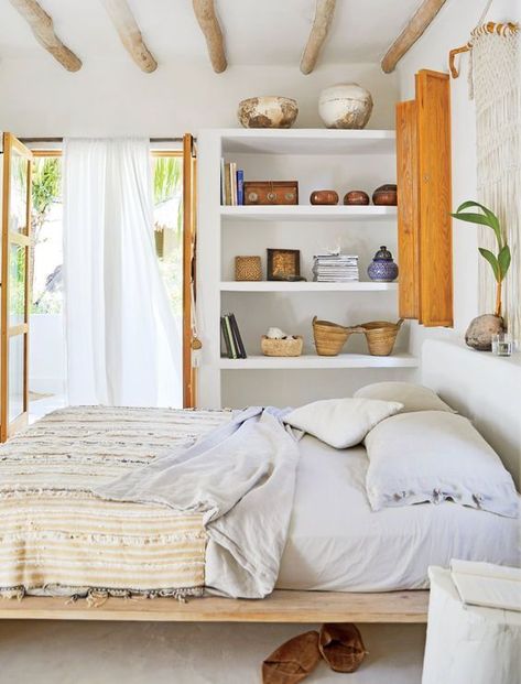 Coastal bedroom with a cute cottage style Lots Of Books, Surf Room, Beach Bungalow, Surf House, Surf Shack, Beach Shack, Beach Cottage Decor, Beach House Interior, Beach Cottage Style