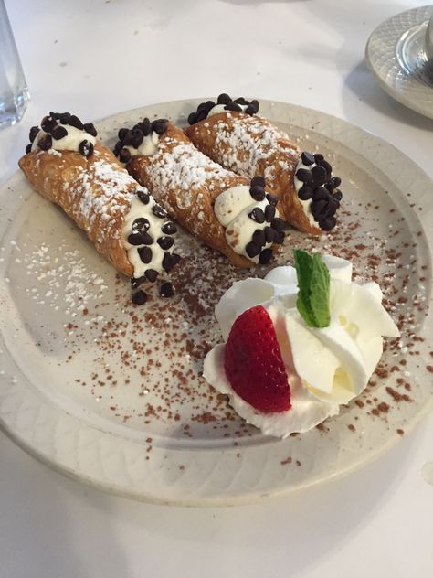 Cannoli Plating, Cannoli Aesthetic, Pearl Market, Italian Cannoli, Food Wallpapers, Middle Eastern Desserts, Pretty Desserts, Yummy Deserts, Girl Dinner