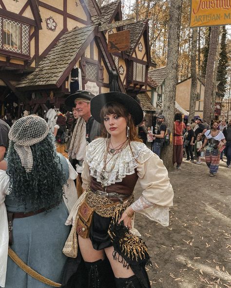 Carolina Renaissance Festival day 1 recap 🏴‍☠️🏰 Rennisance Festival Costume, Renfaire Aesthetic, Ren Fest Pirate, Renicansse Fair Outfits, Renfaire Inspiration, Renn Faire Outfit, Rennaisance Faire, Medieval Costume Ideas, Ren Fair Outfits