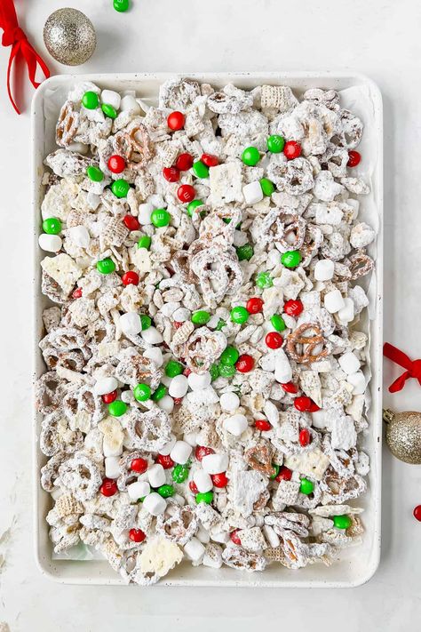 Halloween Chex Mix Recipes, Christmas White Chocolate, Chocolate Chex Mix Recipes, Lauren Fit Foodie, White Chocolate Chex Mix, Chocolate Chex Mix, Aka Christmas, Chex Mix Christmas, Chex Mix Recipe