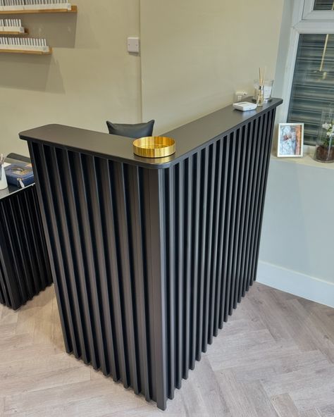 Reception desks 🖤🤍 Small Salon Interior Design, Makeup Studio Decor Interior Design, Small Beauty Salon Ideas, Salon Equipment Furniture, Hair Salon Furniture, Salon Interior Design Ideas, Salon Reception Desk, Display Retail, Spa Interior Design