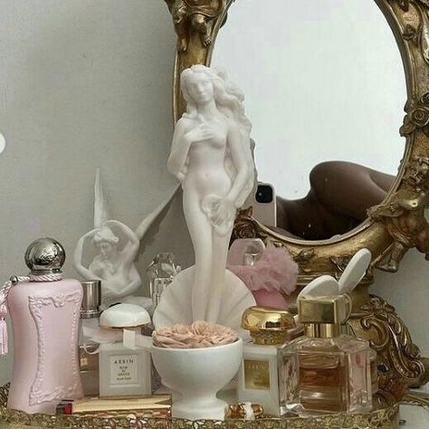 Dreamy Filter, Aphrodite Cabin, Aphrodite Aesthetic, Aphrodite Goddess, Mia 3, Dreamy Room, Goddess Of Love, Witch Aesthetic, Room Aesthetic