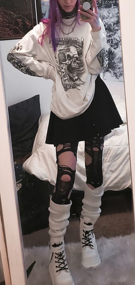 jfashion mall goth grunge emo demonias Thick Grunge Outfits, Pink Emo Aesthetic Outfits, Emo Outfit Inspiration, Ravecore Outfits, Aesthetic Emo Outfits, Egirl Looks Style, Grunge Emo Outfits, Grunge Goth Outfits, Goth Emo Outfits