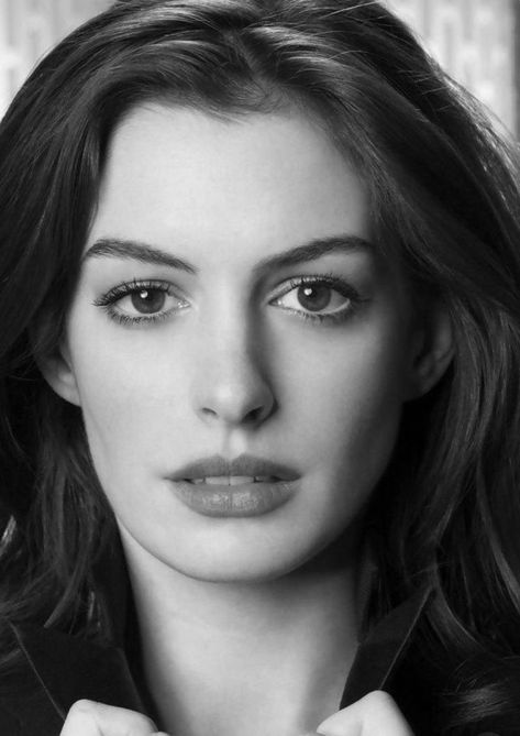 Celebrity Portraits Black And White, Anne Hathaway Pics, 얼굴 드로잉, 얼굴 그리기, Portrait Photography Women, 인물 드로잉, Face Photography, Celebrity Portraits, Foto Art