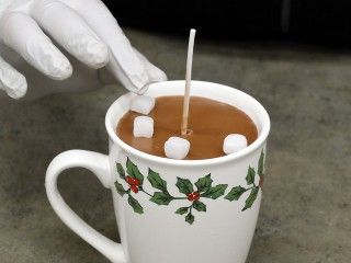 These adorable hot cocoa candles are sure to please any chocolate lover in your life! You Will Need: -Cocoa/Coffee Mug -Container Wax (Such as IGI 4630) -Wick (of the appropriate size for your mug) -Hot Cocoa Fragrance Oil -Brown Candle… Diy Candle Containers, Hot Chocolate Candle, Brown Candle, Candle Recipes, Candle Making Ideas, Brown Candles, Candles Homemade, Hand Dipped Candles, Candle Dipping