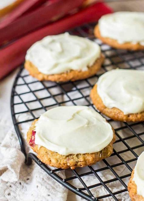 Rhubarb Oatmeal, Old Fashioned Oatmeal Cookies, Rhubarb Cookies, Cooking Oatmeal, Rhubarb Desserts, Fall Baking Recipes, Oatmeal Cookie Recipes, Rhubarb Recipes, Baked Dessert Recipes