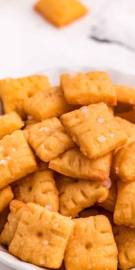 We love this Homemade Cheez-Its Crackers Recipe and are sure you will too! With just a handful of ingredients, you can make this copycat Cheez-It Crackers at home! Kid-approved and made with all real ingredients. Switch up the cheese and add some seasoning to make these homemade cheese crackers your own! Cheddar Crackers Recipe, Homemade Cheddar Crackers, Homemade Cheez Its, Seasoned Crackers, Cheddar Crackers, Crackers Recipe, Homemade Crackers, Cracker Recipes, Homemade Cheese