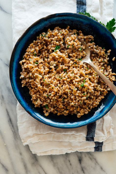 Learn how to cook perfect farro with this foolproof recipe. Farro is a versatile whole grain that is chewy and nutty—it's just delicious! Add farro to your salads, cook it in soups, or serve it as a side dish. #farro #wholegrain #emmer #cookieandkate Italian Farro Recipes, Recipes With Farro Healthy, Greek Farro Salad, Faro Salad, How To Cook Farro, Farro Soup, Grain Dishes, Savory Side Dishes, Farro Recipes