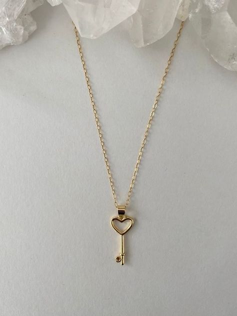 Gold Key Pendant, Key Necklace Aesthetic, Key Locket Necklace, Key Necklace Gold, Key Locket, Magical Key, Gold Key Necklace, Magic Key, Pretty Jewelry Necklaces