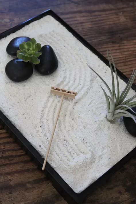 Diy Zen Garden Mini, Japanese Rock Garden Ideas, Mini Zen Garden Ideas, Office Zen Garden, Zen Garden Mini, Tabletop Zen Garden, Desk Zen Garden, Indoor Zen Garden, Zen Table