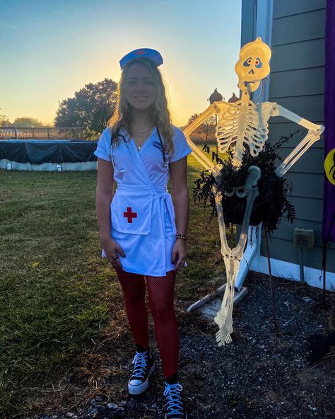 #halloweencostume #alternative #costumeidea #blink182 Blink 182 Halloween Costume, Blink 182 Costume, Blink 182 Halloween, Blink 182 Nurse, Blink 182 Nurse Costume, Nurse Costume, Costume Inspo, Blink 182, Halloween Costumes For Girls