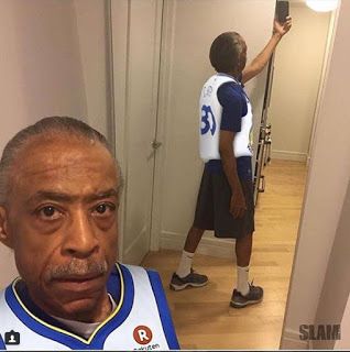 Rev. Al Sharpton takes a mirror selfie and the internet is poking fun at him https://elitmen.blogspot.com/2018/06/rev-al-sharpton-takes-mirror-selfie-and.html Creepy Photos, Current Mood Meme, Reaction Face, Snapchat Funny, Funny Profile, 웃긴 사진, Mood Humor, Very Funny Pictures, Funny Profile Pictures