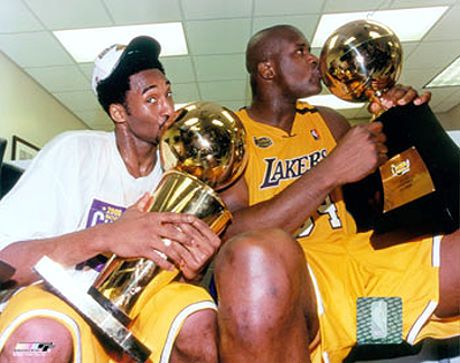 Lakers Universe - Kobe Bryant Picture Kissing 2000 Trophies Shaq And Kobe, Kobe Bryant Lakers, Kobe Bryant 8, Bryant Lakers, Kobe Bryant Family, Phil Jackson, Kobe Bryant Nba, Paul Pierce, Vanessa Bryant