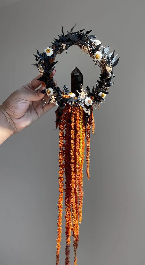 Witchy Table Centerpiece, Pagan Halloween Decorations, Halloween Moon Wreath Diy, Diy Gifts For Witchy Friends, Witchy Fall Crafts, Dark Cottagecore Crafts, Witchy Spring Decor, Witchy Wreaths For Front Door, Witchy Arts And Crafts