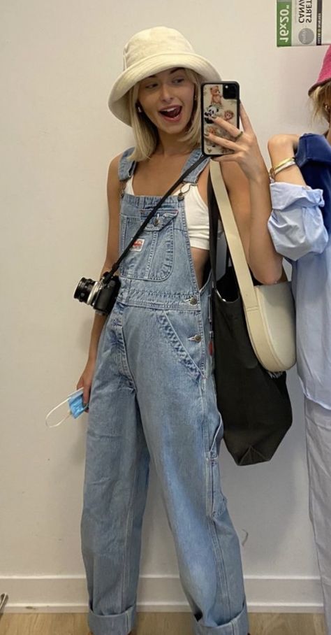 Jean Overall Outfits Winter, Dungarees Outfit Summer, Dungarees Outfit Winter, Overall Outfit Winter, Denim Dungarees Outfit, Overall Outfits Summer, Jean Overall Outfits, Overalls Outfit Aesthetic, Dungarees Outfit