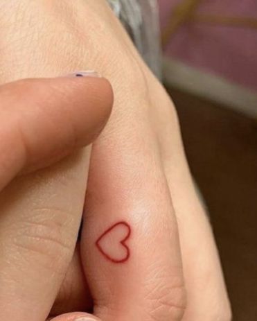 Red Heart Finger Tattoo, Red Finger Tattoo, Inside Finger Tattoo, Heart Finger Tattoo, Red Heart Tattoo, Heart Tattoo On Finger, Tattoo Ankle, Red Heart Tattoos, Couple Tattoo