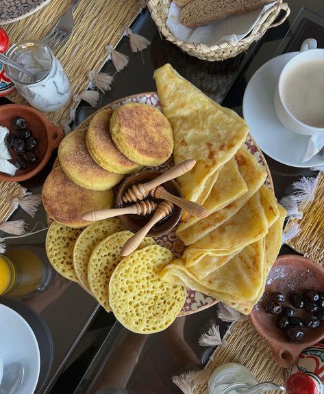 Moroccan Tea Set, Moroccan Market, Market Aesthetic, Mediterranean Aesthetic, Islam Ramadan, Algerian Recipes, Aesthetic Core, Traditional Breakfast, Moroccan Culture