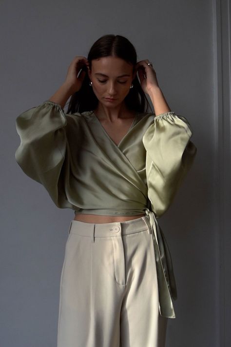 Wrap Blouse Outfit, Satin Blouse Outfit, Dress Soiree, Satin Wrap Blouse, Simple Blouses, Satin Outfit, Minimalist Wardrobe Capsule, Blouse Satin, Stitching Dresses