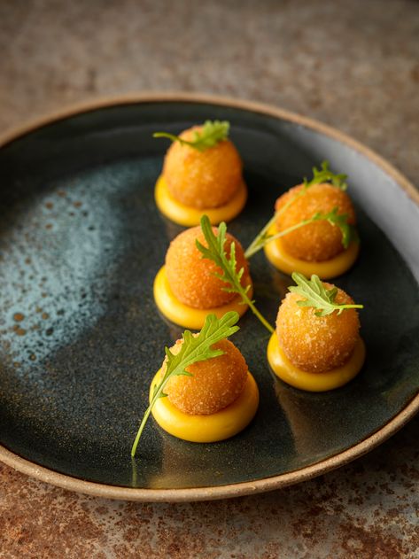 Fine Dine Appetizers, Fine Dining Amuse Bouche, Fancy Starters Appetizers, Vegan Amuse Bouche, Croquettes Plating, Amuse Bouche Ideas Fine Dining, Finger Food Photography, Appetizer Fine Dining, Indian Fine Dining