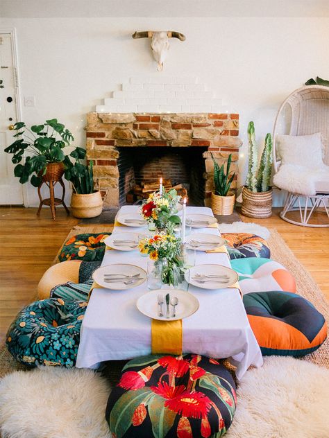 Why Hosting Thanksgiving in the Living Room is a Smart Idea This Year Floor Dining, Floor Seating Living Room, Diy Esstisch, Bohemian Dining Room, Bohemian Living Rooms, Floor Sitting, Floor Table, Floor Seating, Living Room Flooring