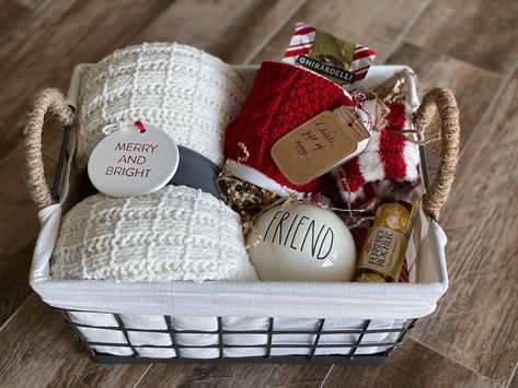 Hygge Gift Basket, Creative Gift Baskets, Wrapping Inspiration, Homemade Gift Baskets, Christmas Gift Baskets Diy, Hygge Gifts, Gift Wrapping Inspiration, Christmas Gift Basket Ideas, Themed Gift Baskets