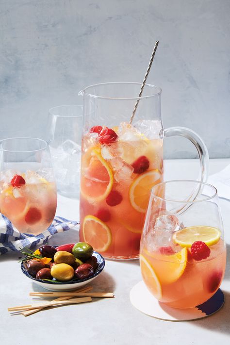 Best Sangria Recipe, Blackberry Sangria, White Sangria Recipe, Red Sangria Recipes, Easy Sangria Recipes, Red Wine Sangria, Berry Sangria, Traveling Vineyard, White Wine Sangria