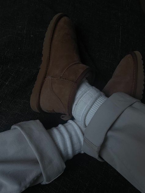 Slippers Men Outfit, Men Uggs Outfit, Kylie Jenner Baby, Estilo Hipster, Uggs Outfit, Mens Uggs, Cozy Outfit, Mens Fall, Mens Slippers