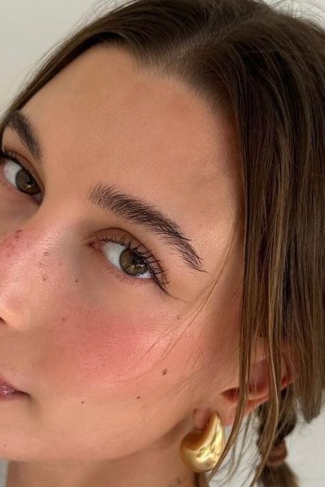 Find out just what $5 lip liner beauty guru and Rhode founder, Hailey Bieber, is using to nail her strawberry lip look all summer long. Hailey Bieber Lipstick, Hailey Bieber Lip Combo, Hailey Bieber Lip Gloss, Hailey Bieber Lip Liner, Hailey Bieber Rhode Skincare Photoshoot, Nude Lips, Beauty Images, Beauty Guru, Hailey Bieber