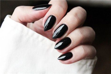 Short black stiletto nails. #nails Short Black Nails Stilleto, Black Nail Short Design, Short Claw Nails Black, Short Claw Nails, Nails Short Black, Stiletto Nails Short, Short Stiletto, Black Stiletto Nails, Pedi Ideas