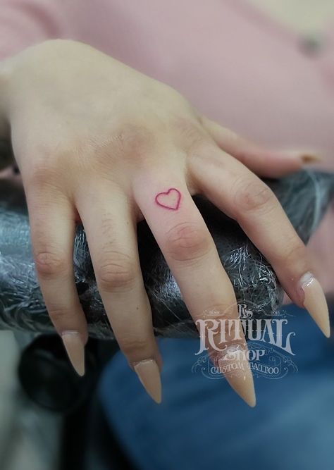 Small Red Heart Tattoo On Finger, Red Heart Hand Tattoo, Red Heart Finger Tattoo, Back Tattoo Full, Heart Finger Tattoo, Tattoo Full Back, Hart Tattoo, Tattoo Birds, Full Back Tattoo