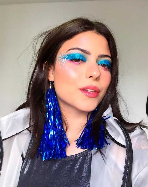 Make colorida e divertida para o carnaval - Guita Moda. Sombra azul com glitter, iluminador, brinco maxi brinco de tassel Glitter Carnaval, Carnival Inspiration, Carnaval Outfit, Make Carnaval, Carnival Makeup, Web 1, Halloween Makeup Inspiration, Male Makeup, Festival Makeup