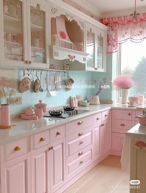 Kawaii Kitchen Aesthetic, Pink Kitchen Vintage, Pink House Interior, Girly House, Retro Pink Kitchens, Pink Kitchens, Kawaii Kitchen, Cocina Shabby Chic, Decor Kitchen Ideas