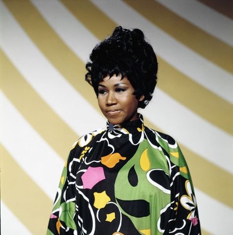 Aretha Franklin wears the popular beehive hairstyle Houston Pictures, 1960s Hair, Black Glamour, Andy Williams, Legendary Singers, Vintage Black Glamour, Rock N’roll, Aretha Franklin, Natural Women