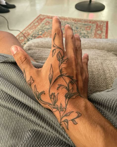 Leg Tattoos Angel, Vine Hand Tattoo, Earthy Tattoos, Artsy Tattoos, Man Tattoo, Petite Tattoos, Vine Tattoos, Inspiration Tattoos, Traditional Ink