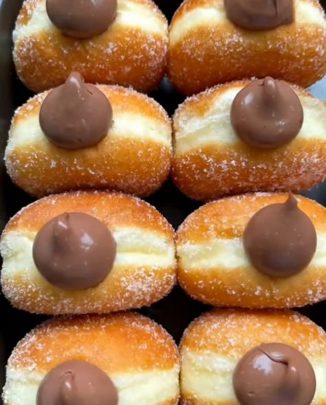 Chocolate Pastry Cream, Doughnut Recipe Easy, Homemade Donuts Recipe, Chocolate Pastry, Sweet Dishes Recipes, Doughnut Recipe, Pastry Cream, Easy Baking Recipes Desserts, Yummy Comfort Food