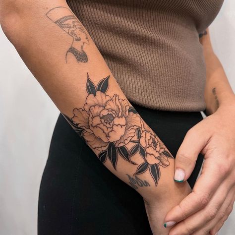 Wrist Piece Tattoo, Traditional Tattoo Art Flower, Vintage Flower Tattoos, Inner Bicep Flower Tattoo, Sleeve Ideas Women, Botanical Forearm Tattoo, Aged Tattoo, Flower Elbow Tattoo, Tricep Tattoos Women