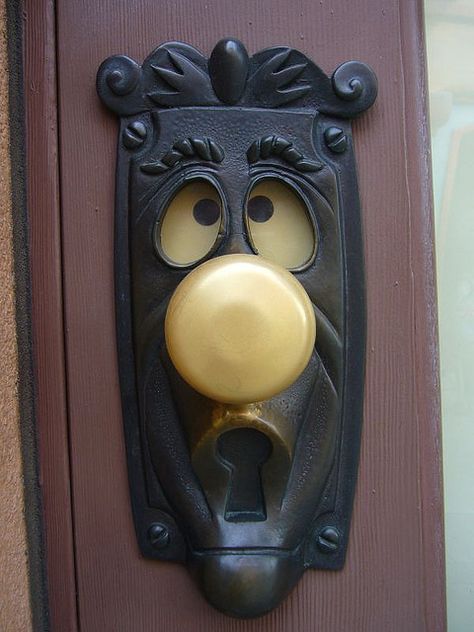 I want one!!  alice in wonderland doorknob - turn the handle and the eyes change! Unique Door Knob, Granny Decor, Alice In Wonderland Doorknob, Unique Door Knobs, Geek Home Decor, Door Knobs And Knockers, House Door, Geek Decor, Deco Originale