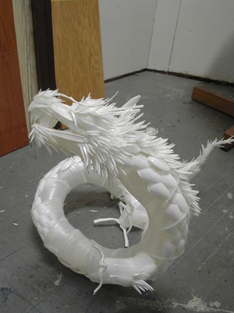 Plasticdragon - A Dragon made entirely out of Plastic Kitchen Utencils  (Spoons, Knives, Forks and cups glued together using a glue gun)    approx 80 hours  material cost: all from 99 cent store    completely freestyle - no plans/blueprints/drafts  by toge-nyc.deviantart.com Plastic Spoon Art, Plastic Spoon Crafts, Hantverk Diy, Spoon Crafts, Diy Plastic Bottle, Plastic Recycling, Spoon Art, Plastic Utensils, Diy Welding